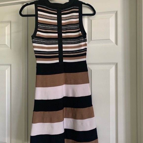 Karen Miller dressing - Picture 5 of 7